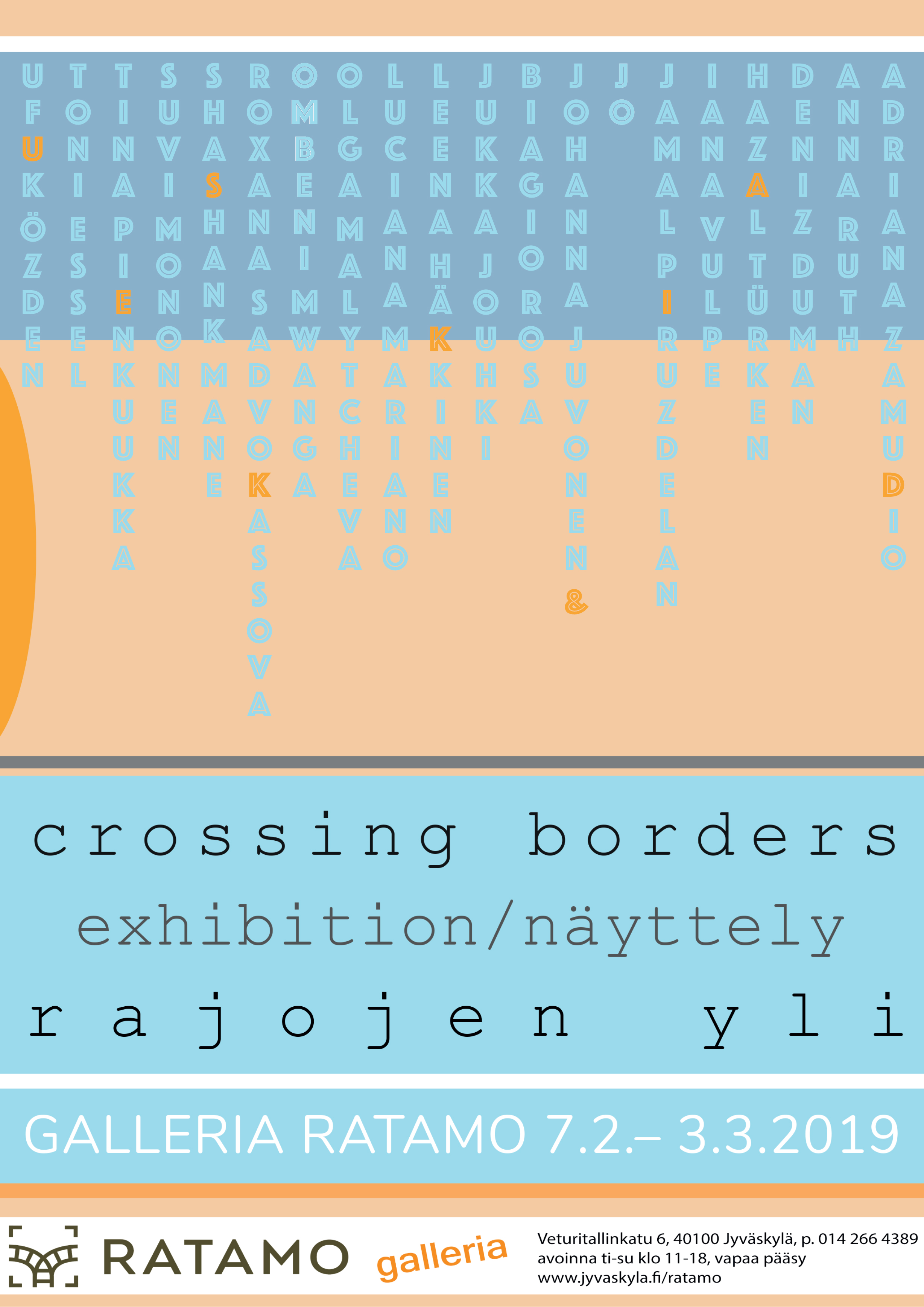 Rajojen yli -juliste, jossa on Crossing Borders - Rajojen yli -näyttelyn tiedot sekä taiteilijoiden nimet tyyliteltyinä ja kirjoitettuina ylhäältä alas. Näyttelyn tiedot on esitetty vaaleansiniselle pohjalle asetelluilla mustilla kirjaimilla. Taiteilijoiden nimet on esitetty vaaleansinisin sekä muutamin oranssinvärisin kirjaimin taustalla, joka on puoliksi harmaansininen ja puoliksi persikanoranssi.